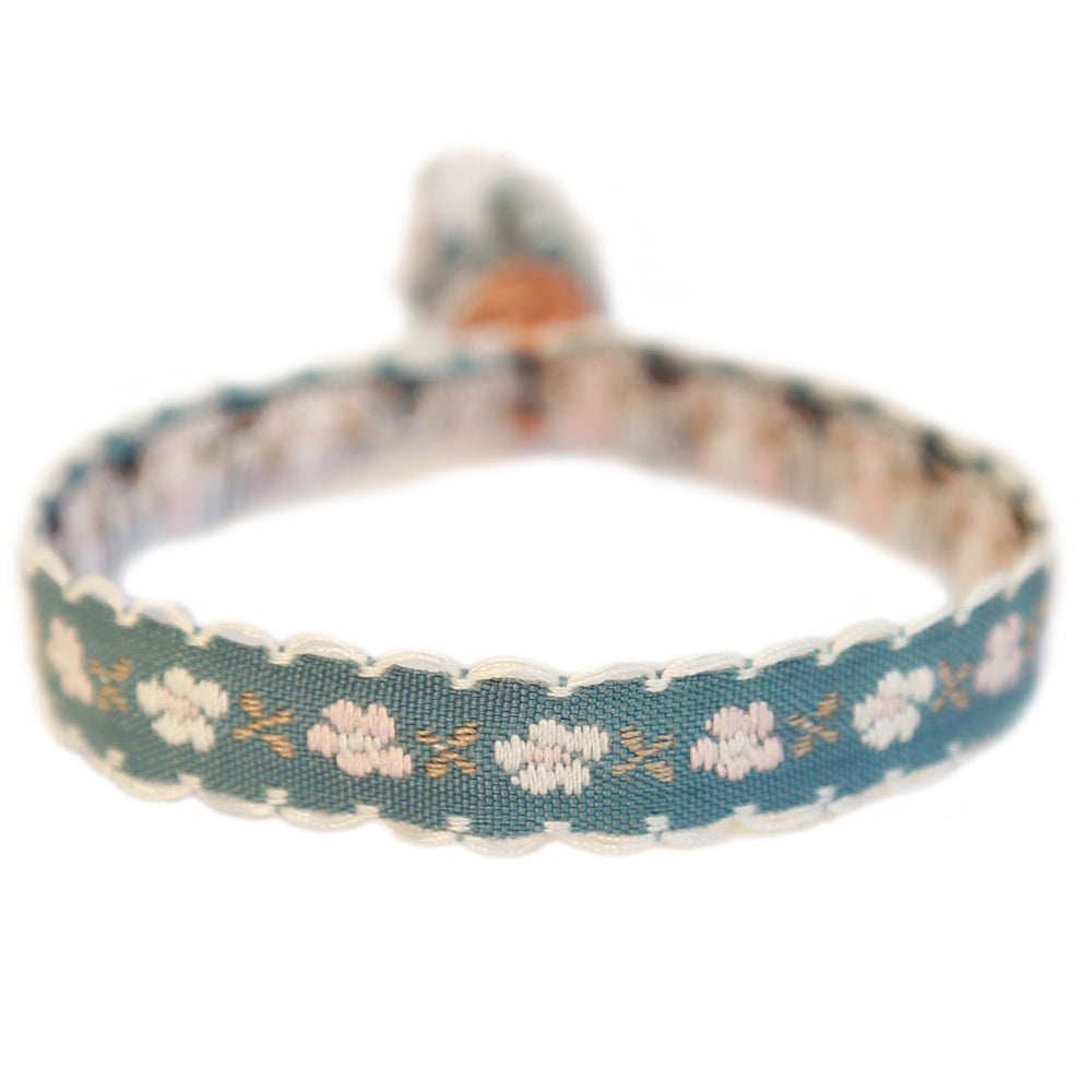 Geweven armband cotton flower grijs/blauw