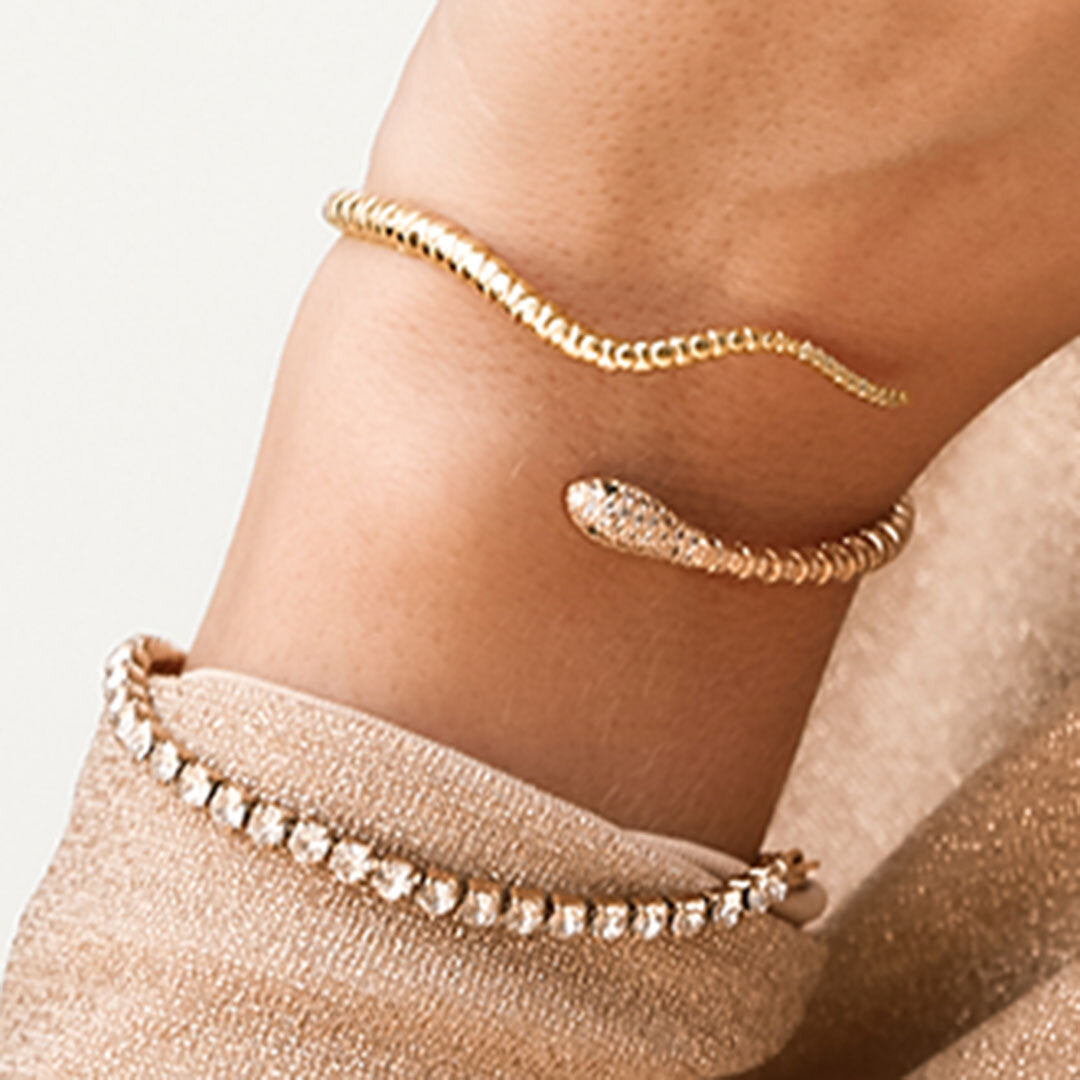 Gouden armband covered in diamonds